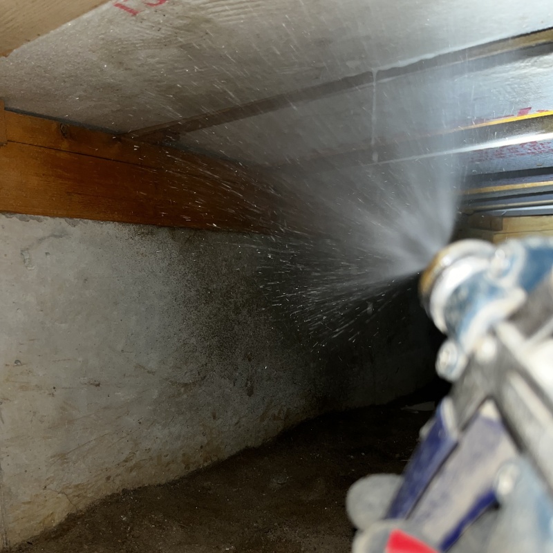 床下の木部にシロアリ駆除剤を散布