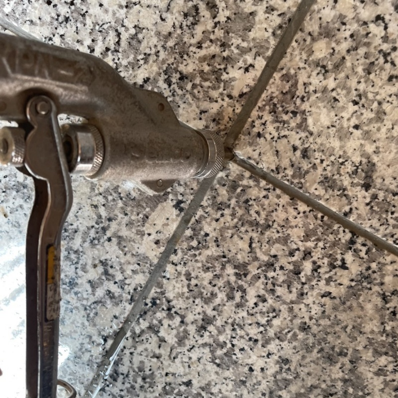 玄関の床タイルにシロアリ駆除剤を注入