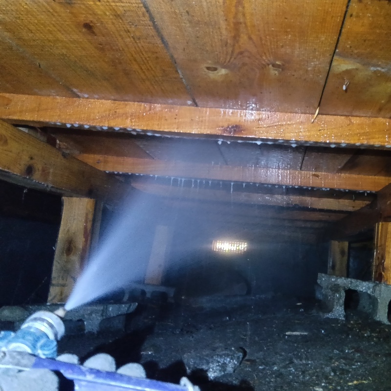 床下の木部にシロアリ駆除剤を散布