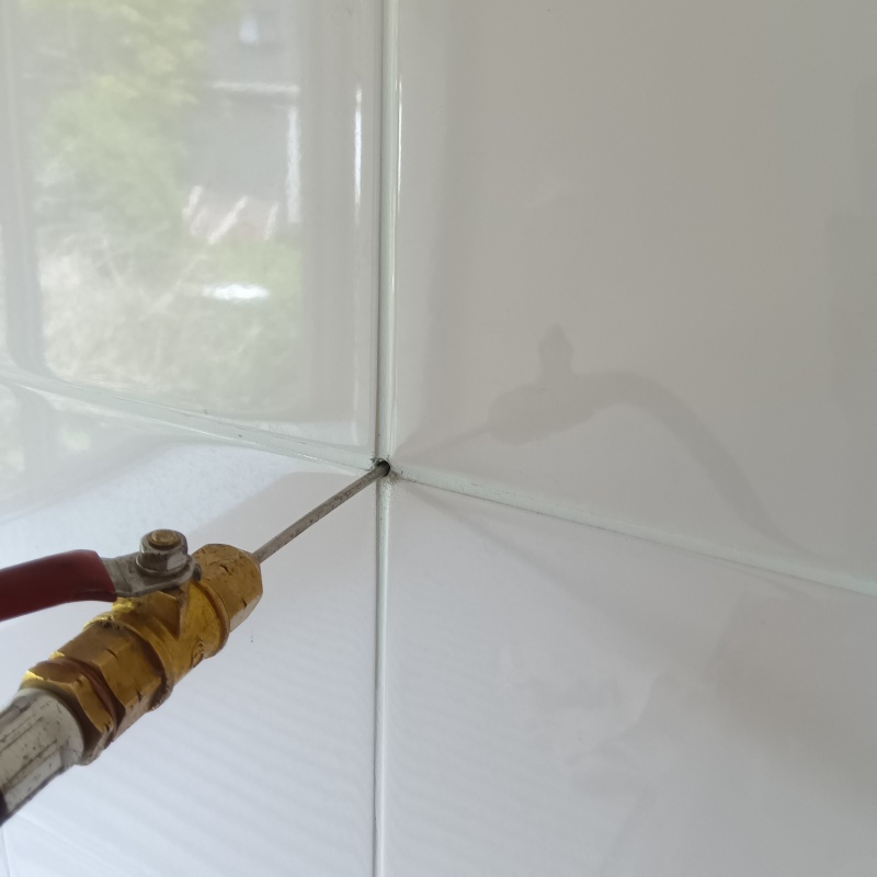 浴室の壁タイルにシロアリ駆除剤を注入