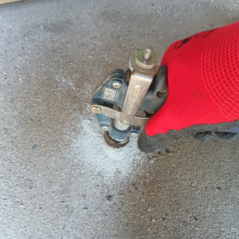 玄関の土間にシロアリ駆除剤を注入