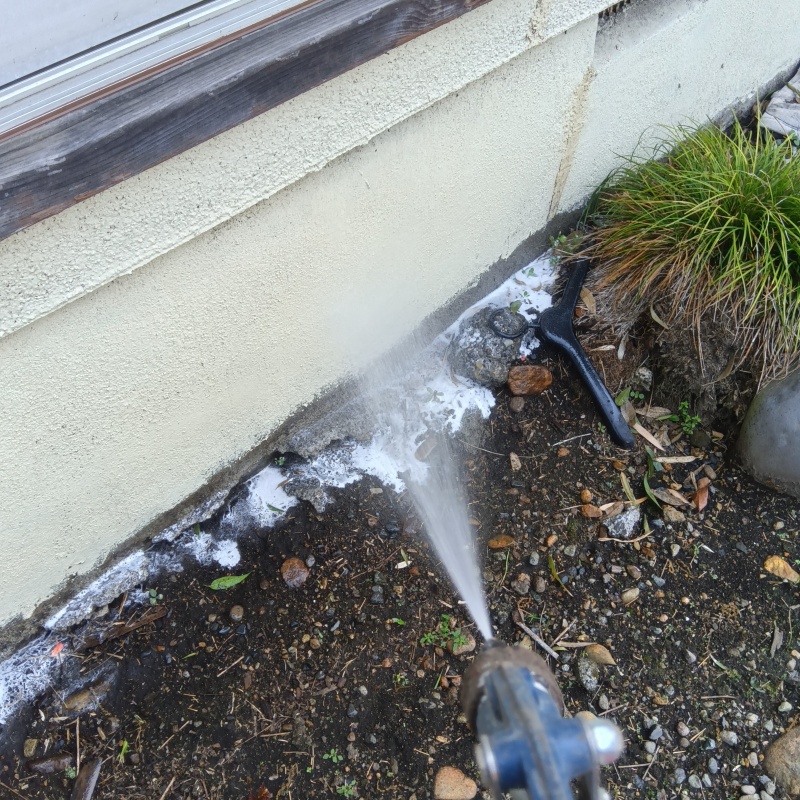 建物外周にシロアリ駆除剤を散布