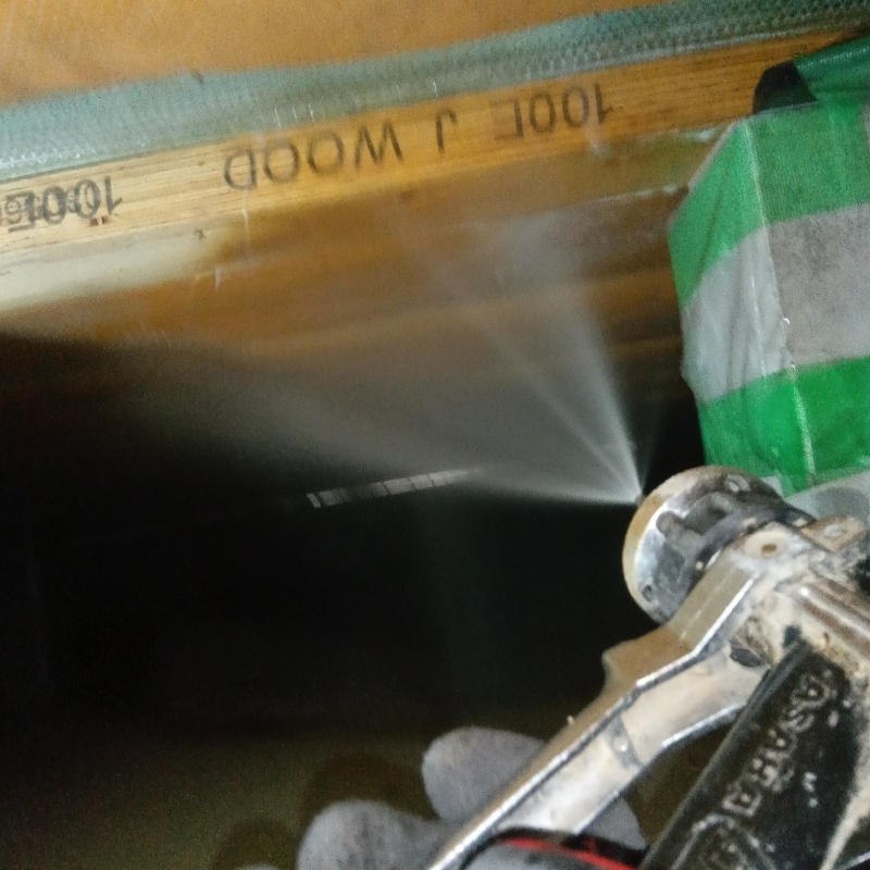 床下の木部に防蟻剤を散布