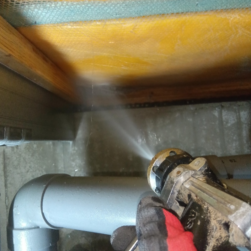 床下の木部に防蟻剤を散布