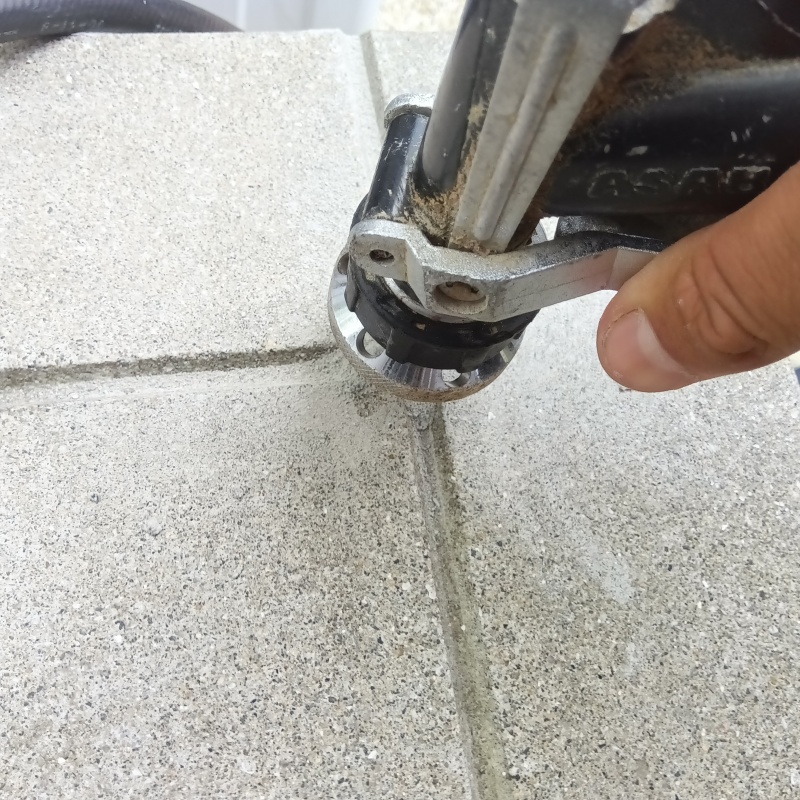 玄関の床タイルに防蟻剤を注入