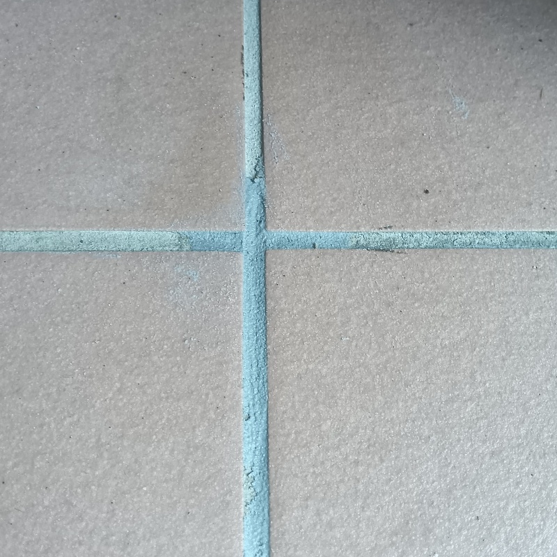 開けた穴をパテで補修