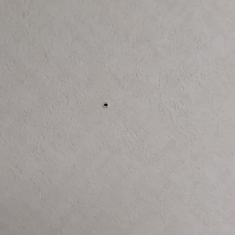 穿孔処理のために壁に穴を開ける