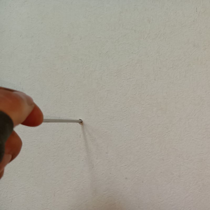 室内の壁にシロアリ駆除剤を注入