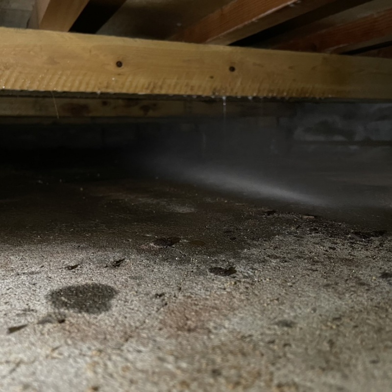 床下の土壌にシロアリ駆除剤を散布