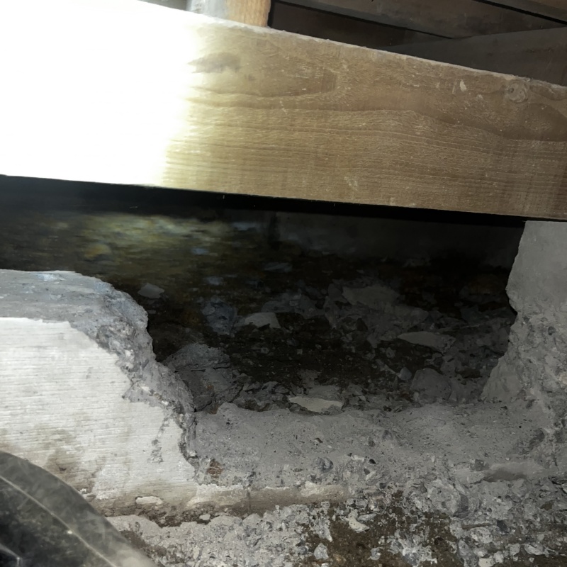 床下移動のために基礎部分を開通