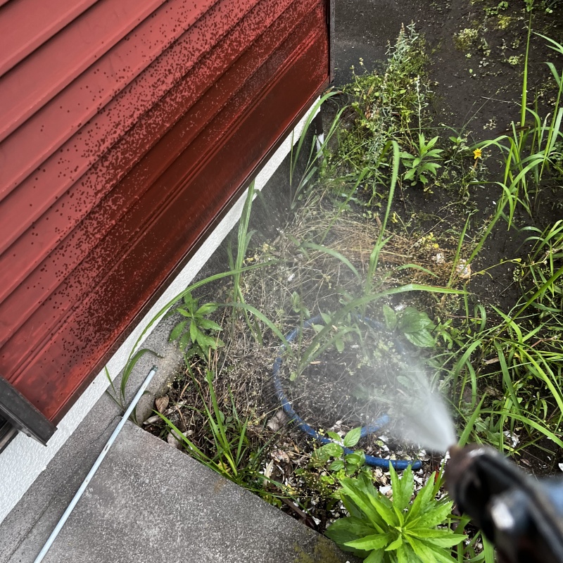 建物まわりにシロアリ駆除剤を散布