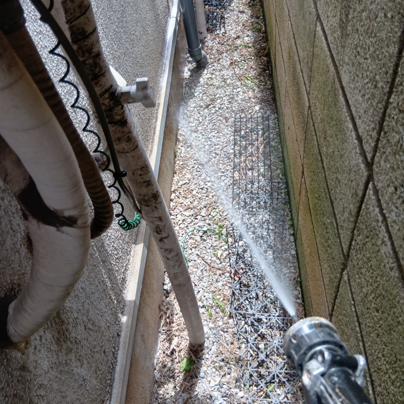 建物外周の土壌にシロアリ駆除剤を散布