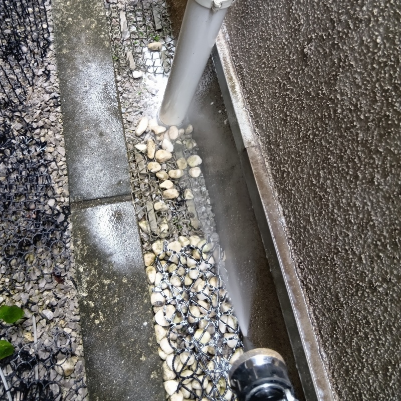 建物外周の土壌にシロアリ駆除剤を散布