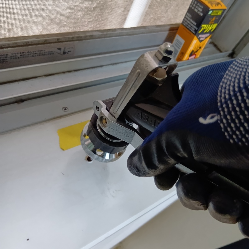 壁材に穴を開けてシロアリ駆除剤を注入