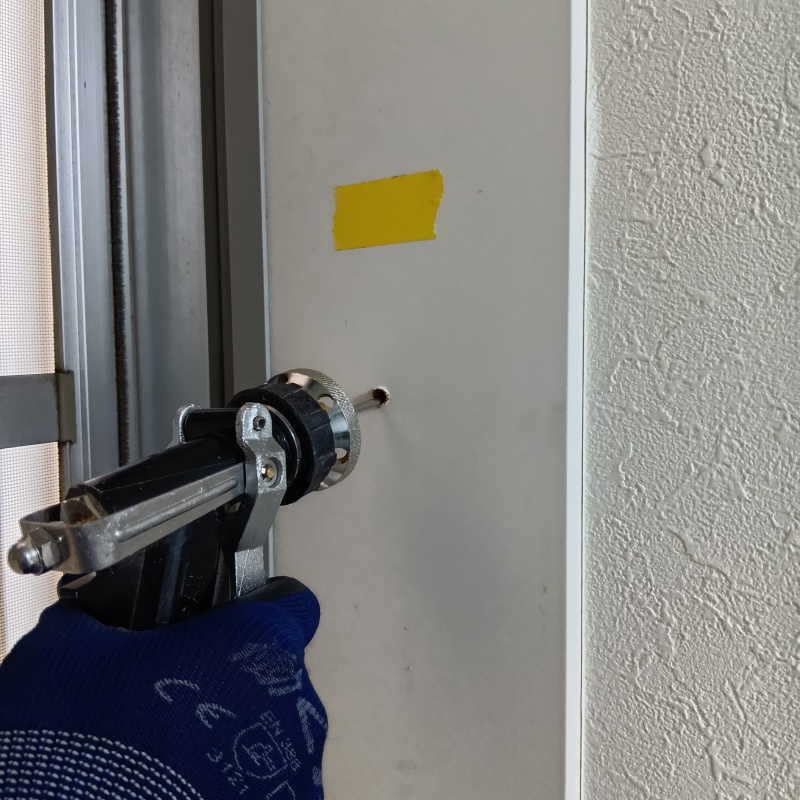 壁内部に直接シロアリ駆除剤を注入