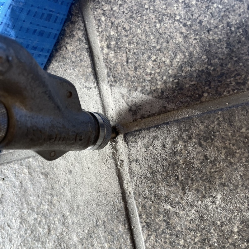 玄関の床タイルにシロアリ駆除剤を注入