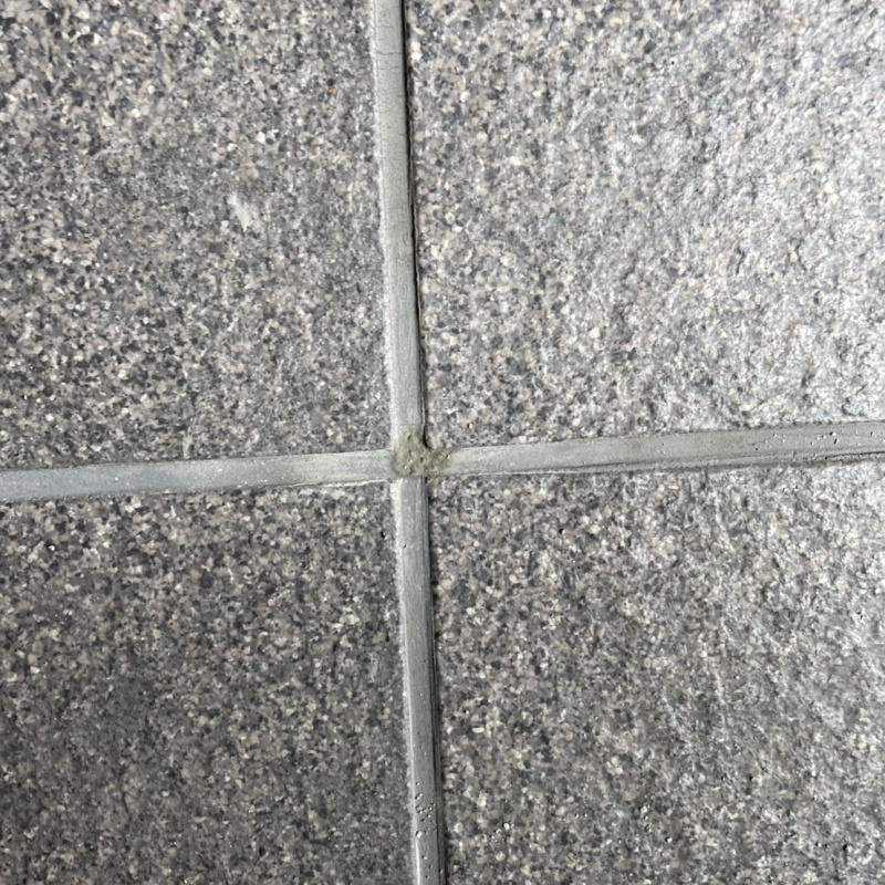 開けた穴をパテで補修