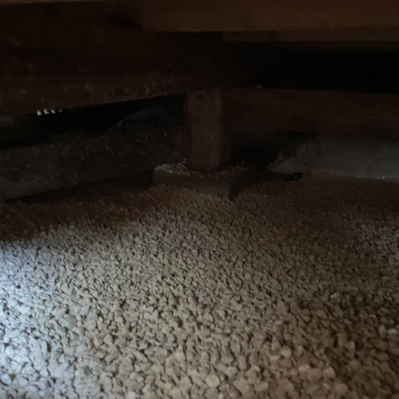 床下に調湿材を敷き詰める