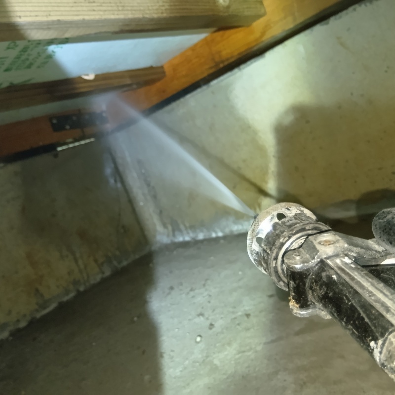 床下の木部にシロアリ駆除剤を散布