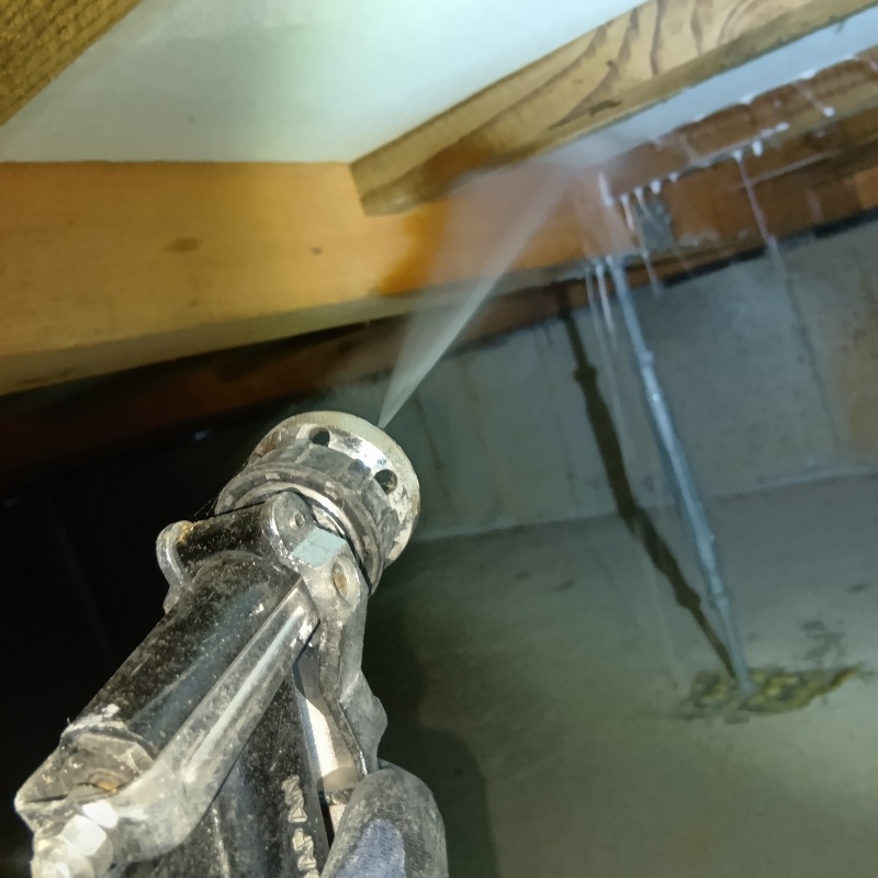 床下の木部にシロアリ駆除剤を散布