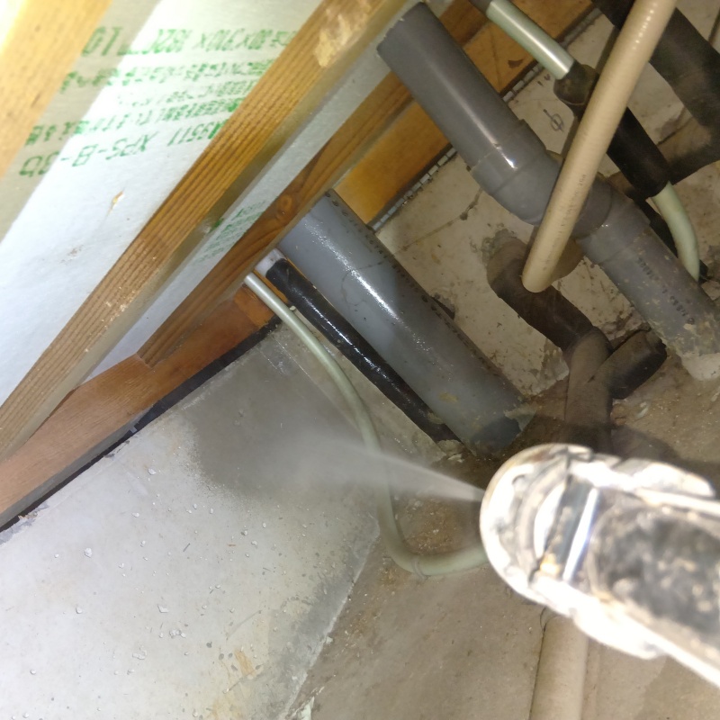 床下の基礎にシロアリ駆除剤を散布