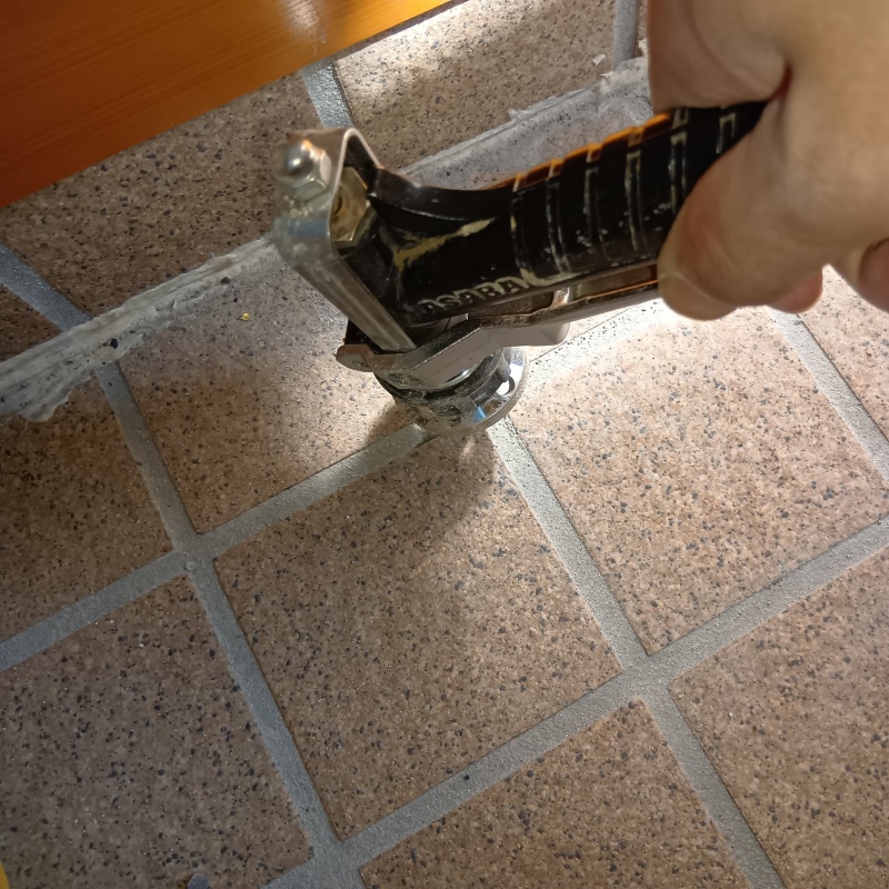 玄関の床タイルにシロアリ駆除剤を注入