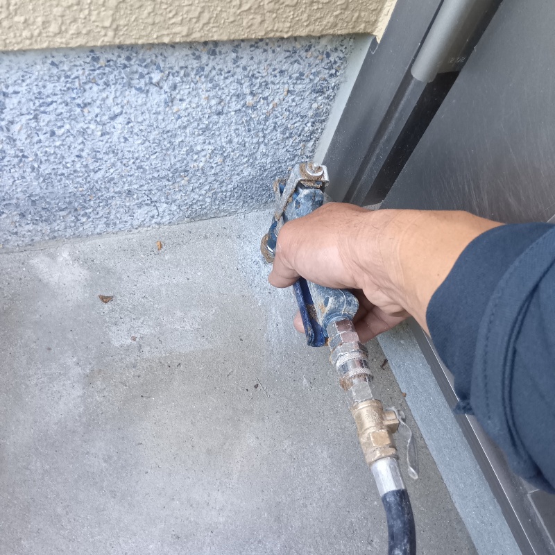 玄関前のコンクリート地面にシロアリ駆除剤を注入