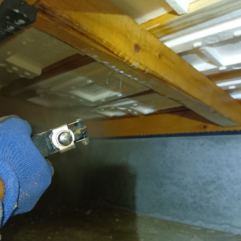 床下の木部にシロアリ駆除剤を散布