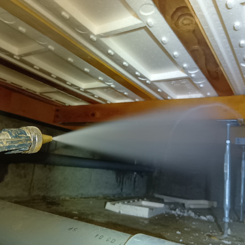 床下の木部にシロアリ駆除剤を散布