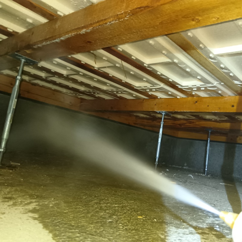 床下の基礎にシロアリ駆除剤を散布