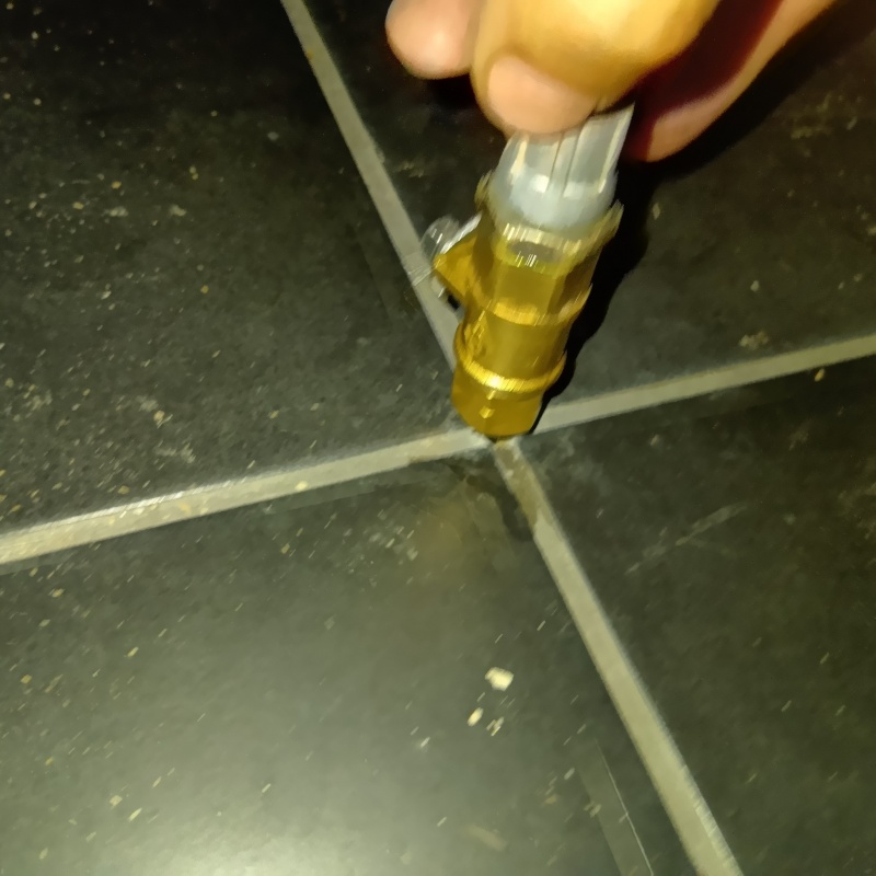 玄関の床タイルにシロアリ駆除剤を注入