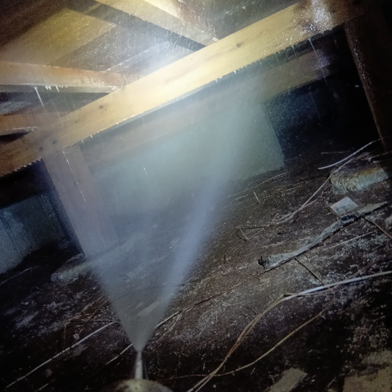 床下の木部にシロアリ駆除剤を散布