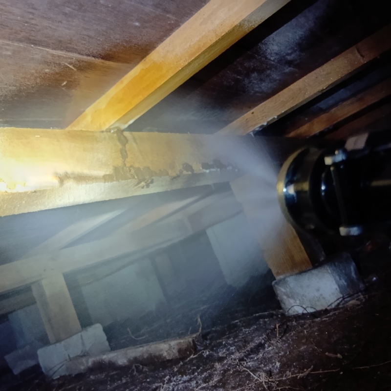 床下の木部にシロアリ駆除剤を散布