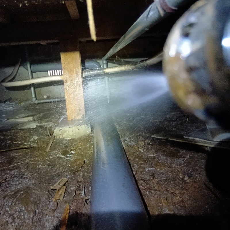 床下の土壌にシロアリ駆除剤を散布