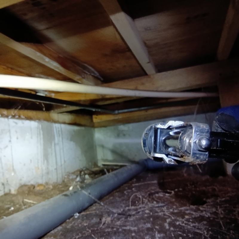 床下の基礎にシロアリ駆除剤を散布