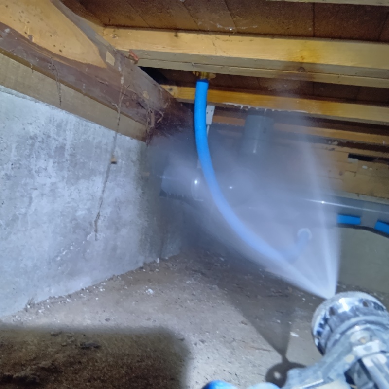 床下の木材にシロアリ駆除剤を散布