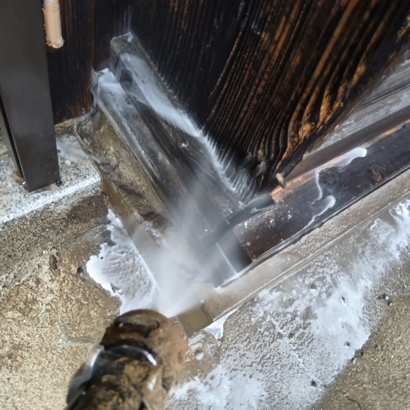 屋外の木部にシロアリ駆除剤を散布