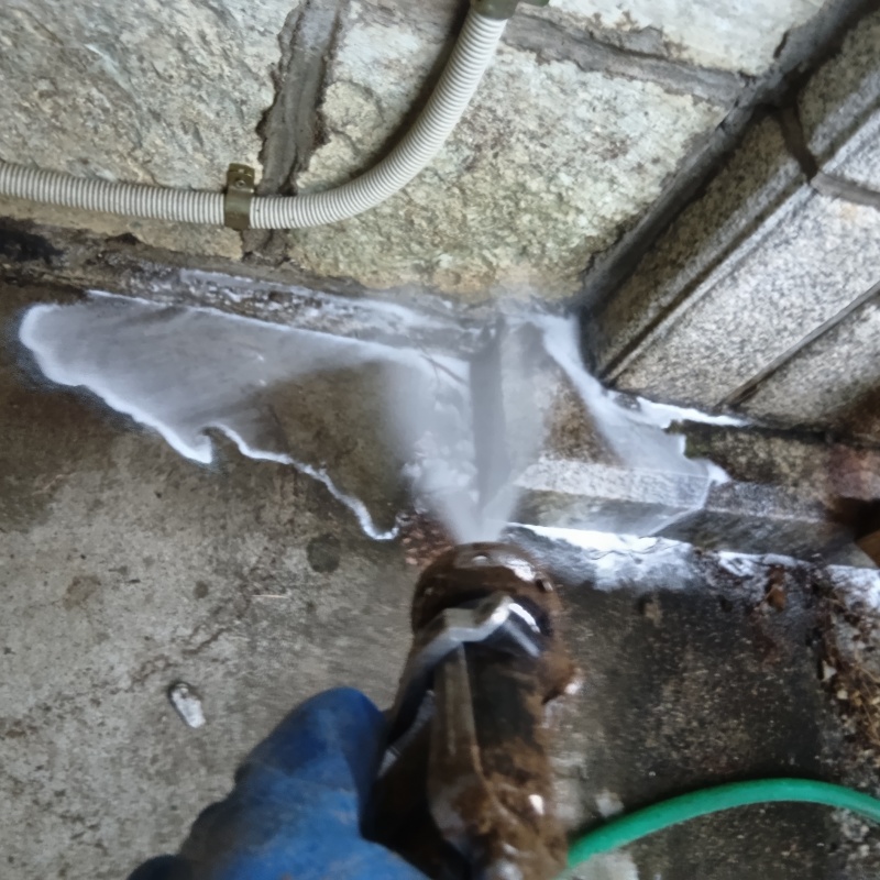 屋外の地面にシロアリ駆除剤を散布