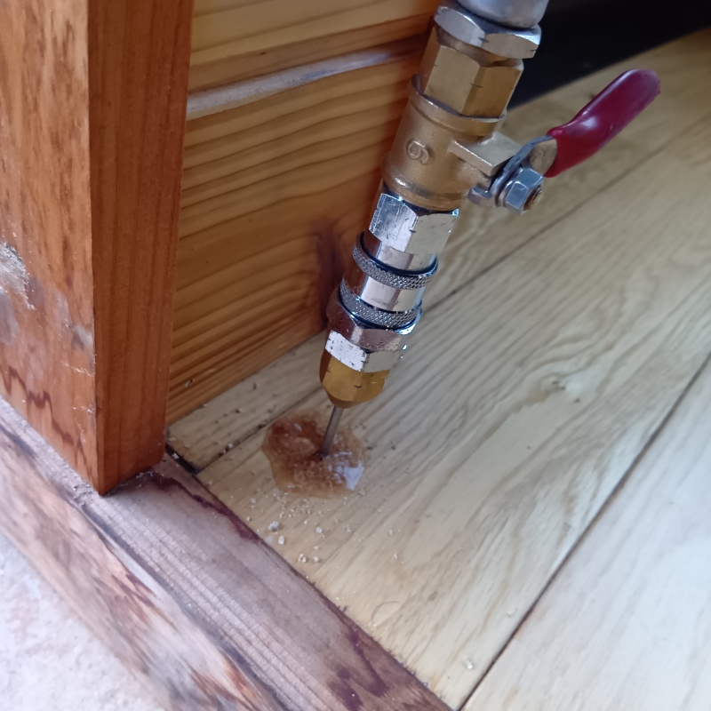 床にシロアリ駆除剤を注入