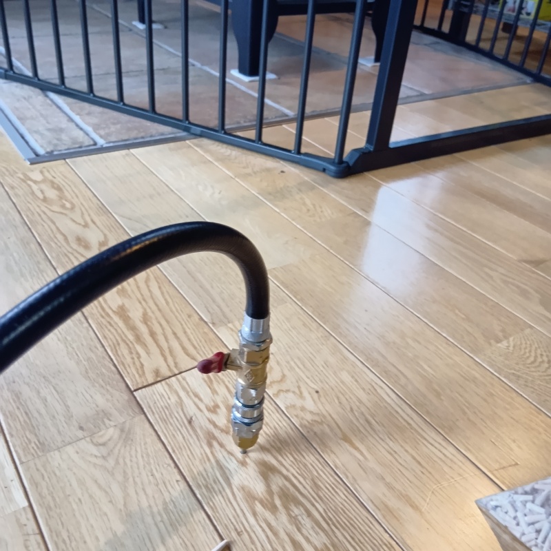 床にシロアリ駆除剤を注入