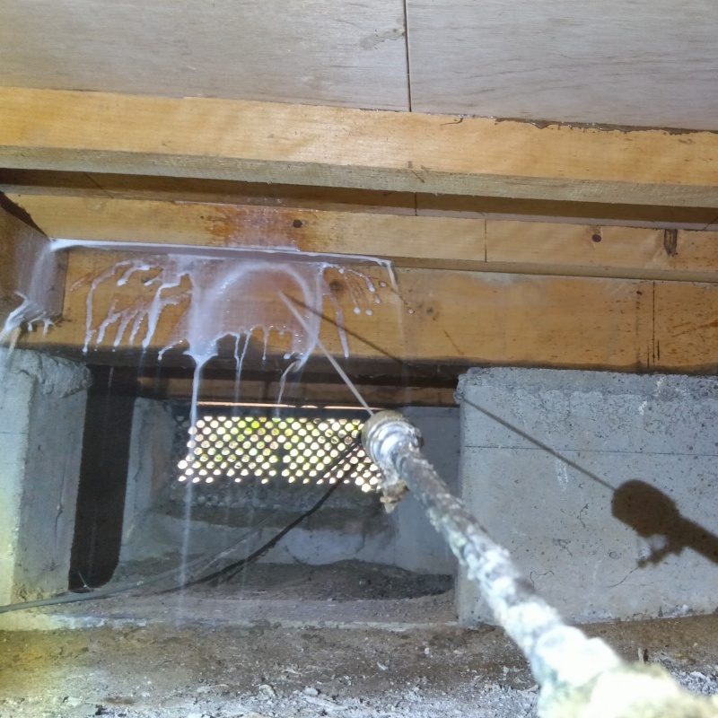 床下の木部にシロアリ駆除剤を散布