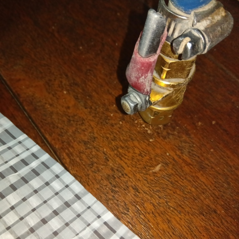 室内のフローリングにシロアリ駆除剤を注入