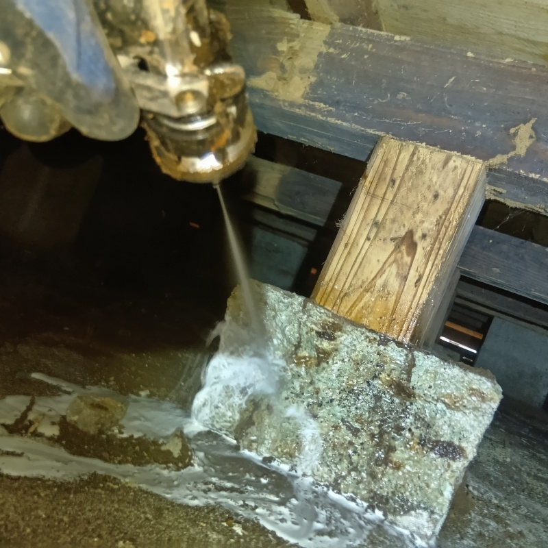 床下の束石にシロアリ駆除剤を散布