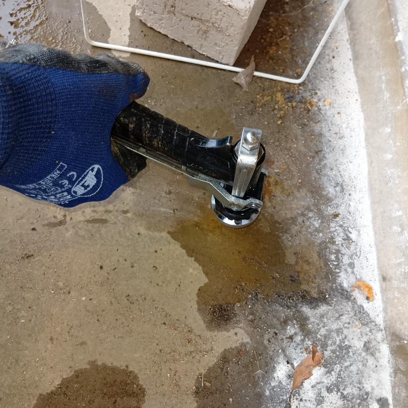 玄関の土間にシロアリ駆除剤を注入