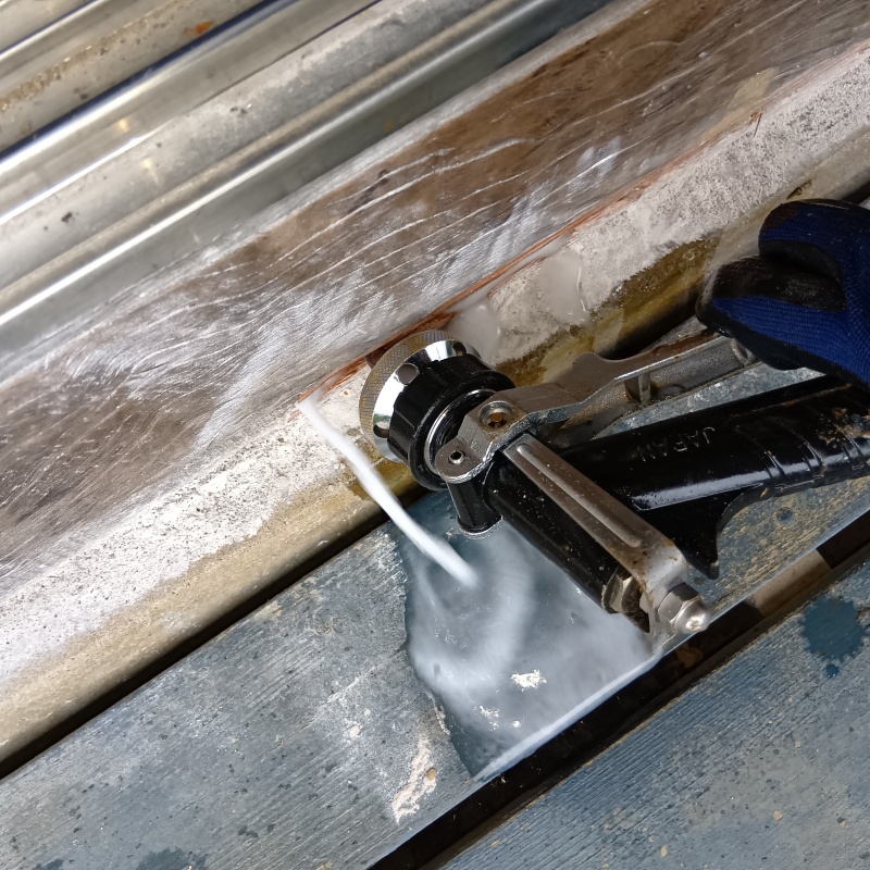 窓枠の下の木部にシロアリ駆除剤を注入