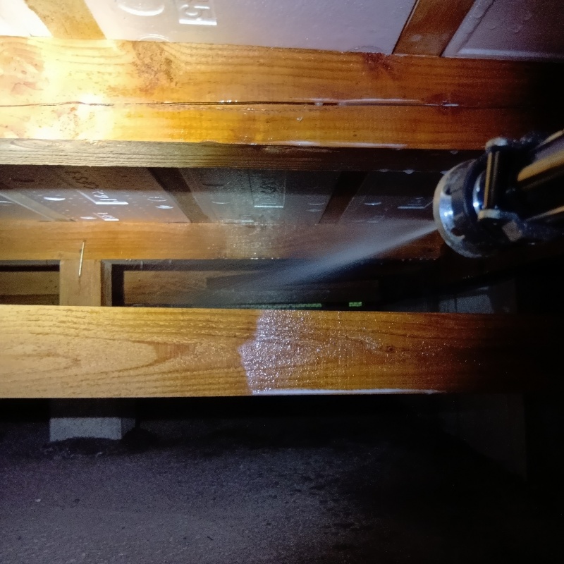 床下の木部にシロアリ駆除剤を散布