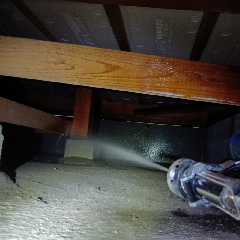 床下の束石にシロアリ駆除剤を散布