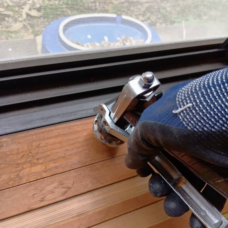 和室の窓辺付近の床にシロアリ駆除剤を注入