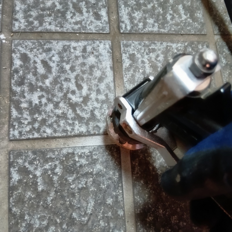 玄関の床タイルにシロアリ駆除剤を注入