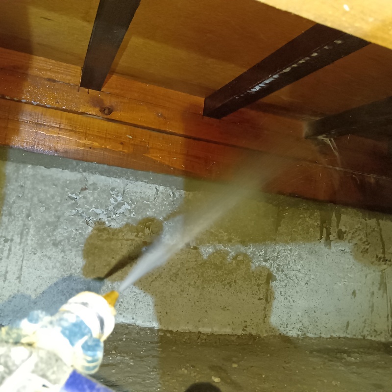 床下の木部にシロアリ駆除剤を散布